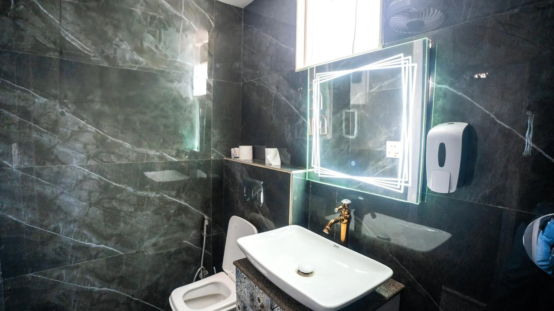 Hotel Orsom Stays Sassy - Sector 42 Gurgaon
